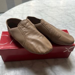 Capezio Ladies Slip On Jazz Shoes Nude E Series 6.0 W